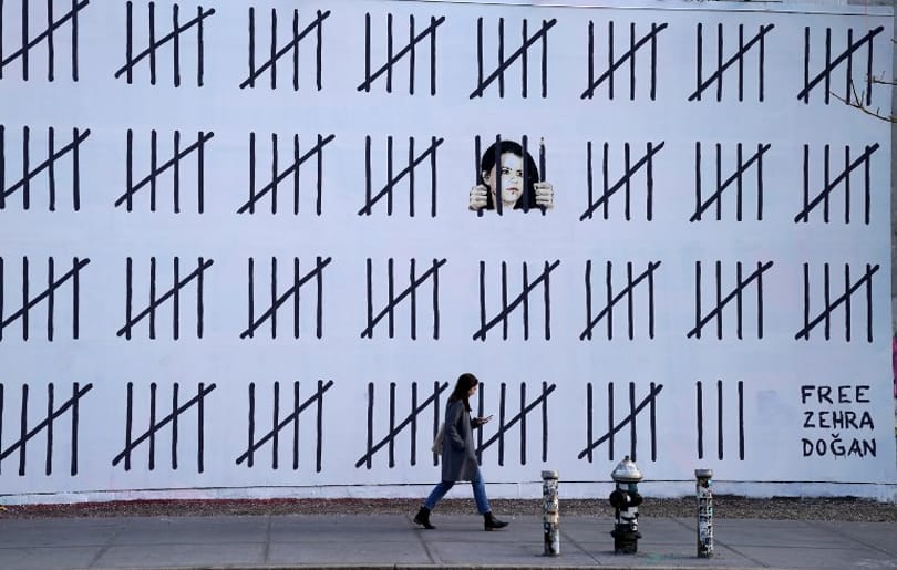 Óriásgraffitivel hívja fel a figyelmet Banksy a bebörtönzött kurd festőnőre – fotó