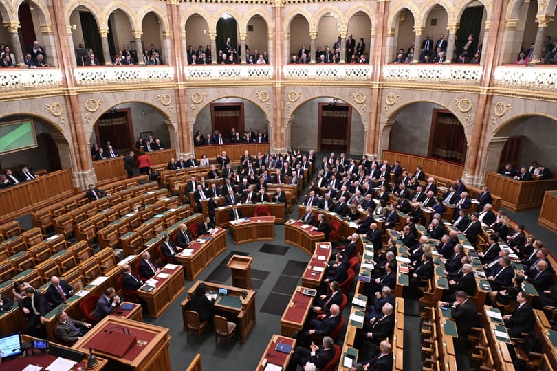 Maratoni ülésre készül a parlament: téma lesz Lázár alkotmánysértő kastélytörvénye, az energiaital-stop és egy gyermekvédelmi ellenzéki vita is 