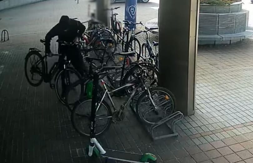 Videón, ahogy elkötnek egy egymillió forintos biciklit Budapesten