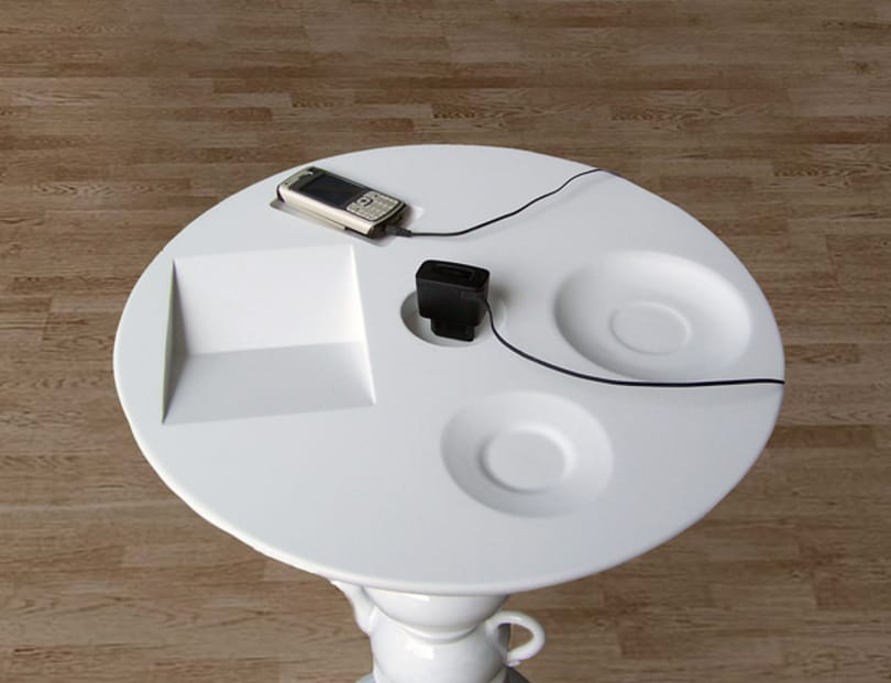 Különleges kávézóasztal – Bútor porceláncsészékből