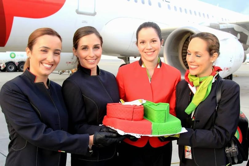 Fotók: Vízi diadalívvel köszöntötték Ferihegyen a jubiláló lisszaboni járatot