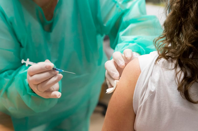 Csillagászati összeget kereshet a Pfizer a koronavírus-vakcinájával