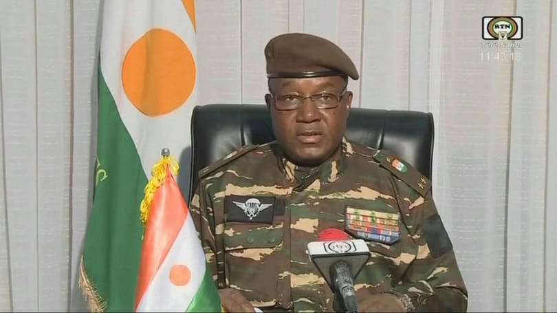 Ízlik a hatalom a katonai diktátornak, aki Moszkva karjaiba vezeti Nigert