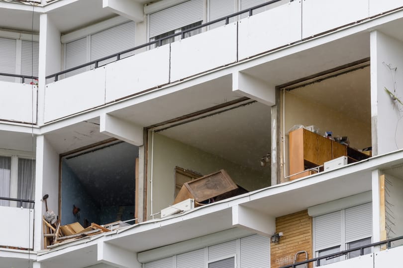 Gázrobbanás volt egy tapolcai lakásban, leomlott az erkély, 198 embert kellett kiköltöztetni