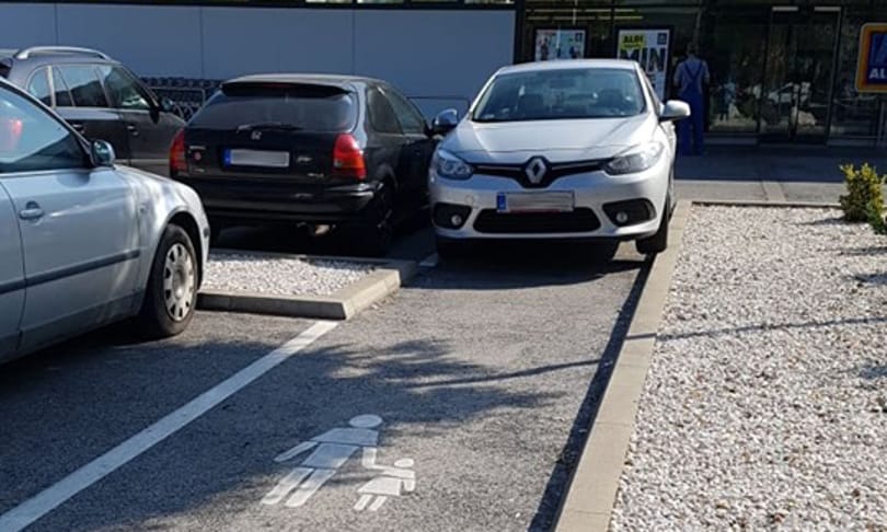 A nap fotója: nehezen, de csak sikerült beparkolni a gyalogossávra