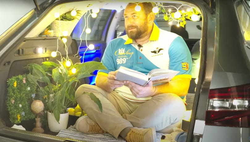 Az ukrán nagykövet egy csomagtartóból bukkant elő a XII. kerületben