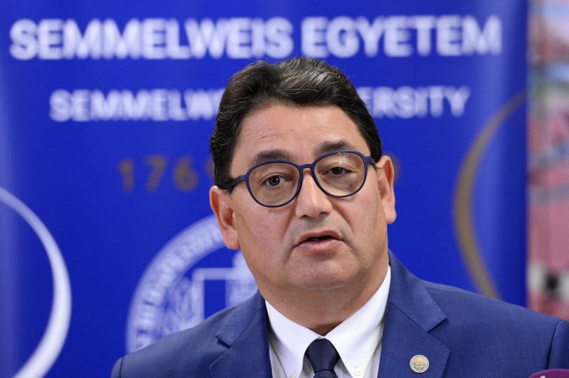 Merkely: Szigorítás nélkül meredeken emelkedne a fertőzöttek száma