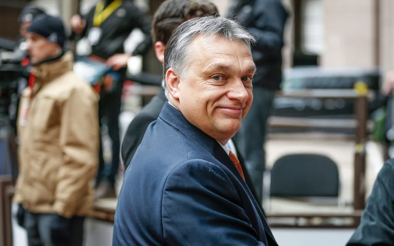 A kormány tudta, hogy körözik, mégis vízumot adott neki, és üzletelt vele