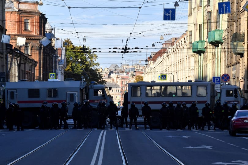 „Egy hős vagy, Apa. Az én hősöm” – írta elszakított lánya a háborúellenességért elítélt orosz férfinak