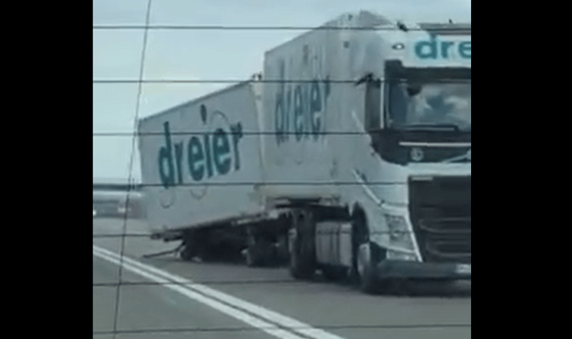 Videó: Elképesztő, ahogy egy kamion az aszfalton húzza maga után a rakományát az autópályán