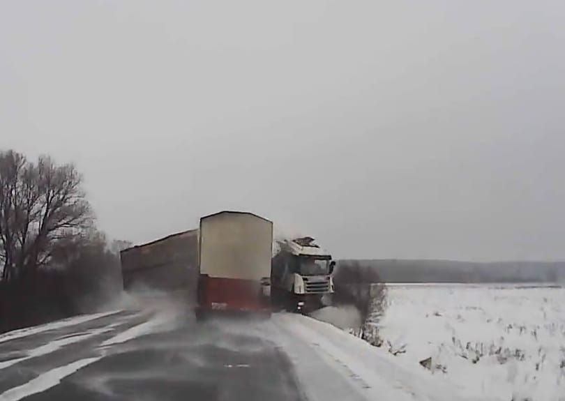 Durva tömegbaleset kamionok főszereplésével – videó