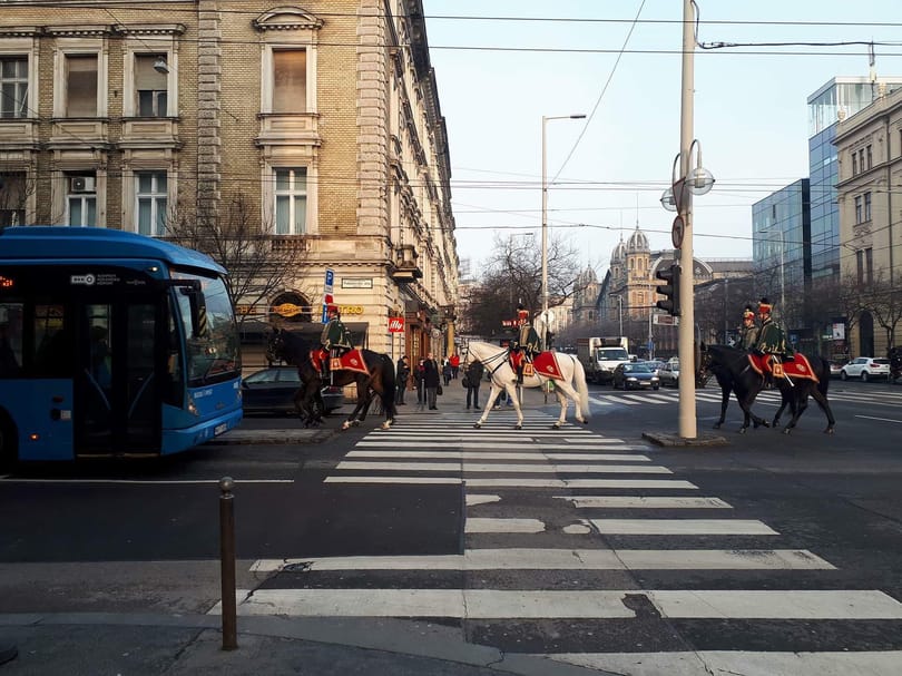 Huszárok léptettek át a körúton a reggeli csúcsban