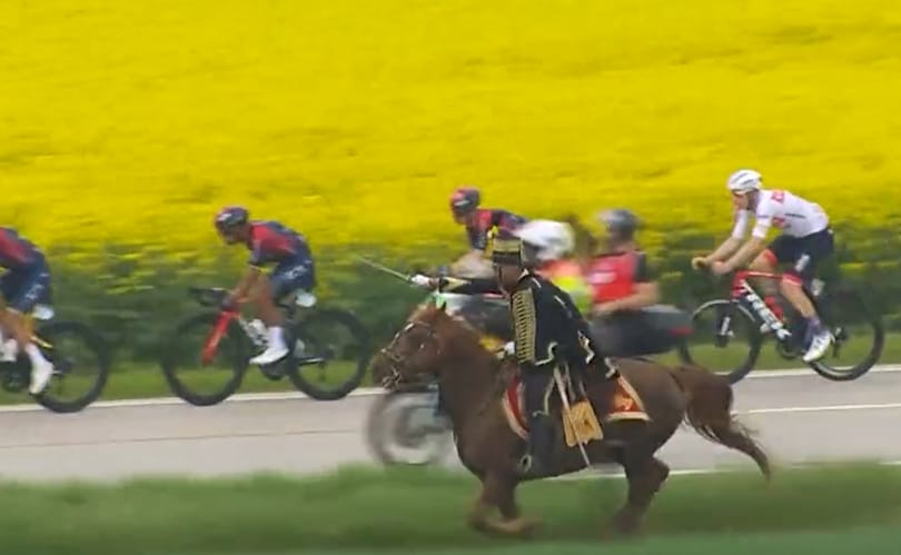 Videó: magyar huszárok lepték meg egy vágtával a Giro versenyzőit