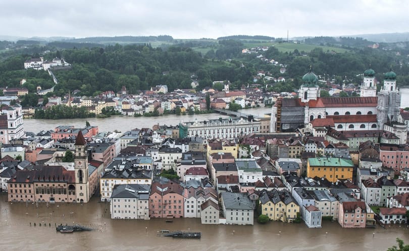 Fotók: Ötszáz éves csúcson a Duna vízállása Passaunál