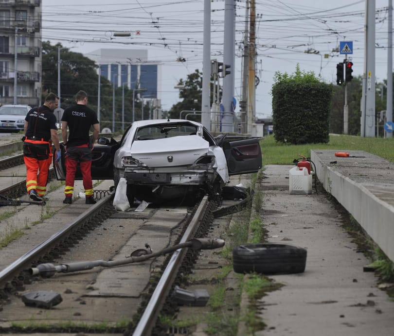 A villamosvágányon kötött ki a balesetező autós a Hungária körúton