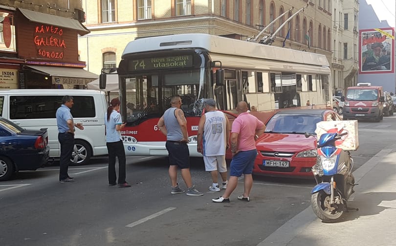 Rosszkor kinyíló kocsiajtó blokkolta a 74-es trolit - fotó
