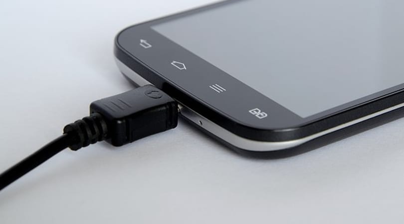 Ágya mellett tölti a mobilját? Mutatjuk, milyen csúnya sérülése lehet, ha pár dologra nem figyel ilyenkor