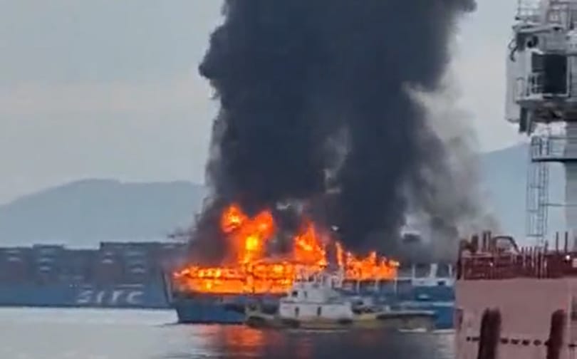 Kigyulladt egy komp a Fülöp-szigeteknél – videó