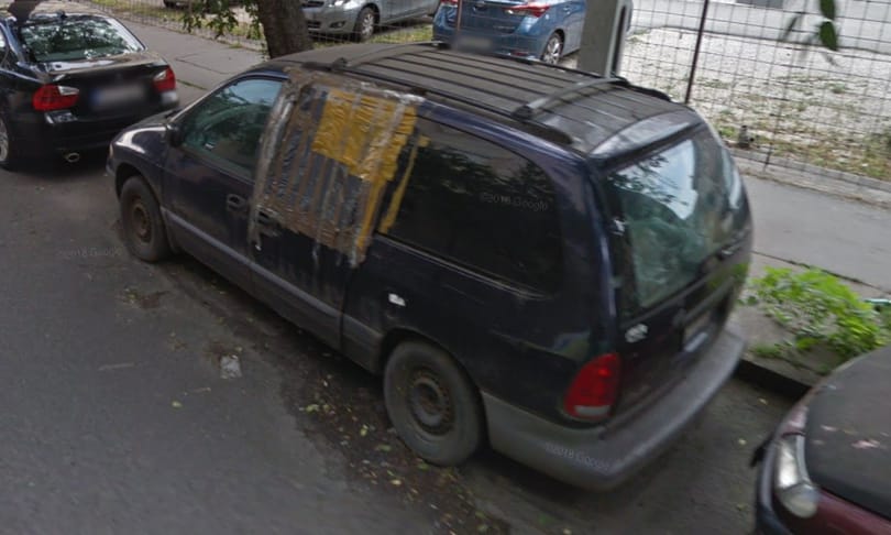 A nap fotója: a budapesti roncsautó, ami évek óta foglal egy fizetős parkolóhelyet