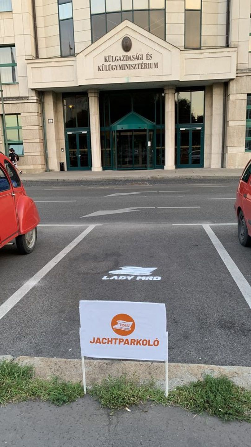 Gyámhivatali eljárással fenyegetik a momentumosokat, akik jachtparkolót csináltak Szijjártónak