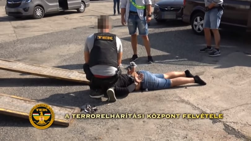 Bajai drogkereskedőkre csapott le a TEK, videókon az akció