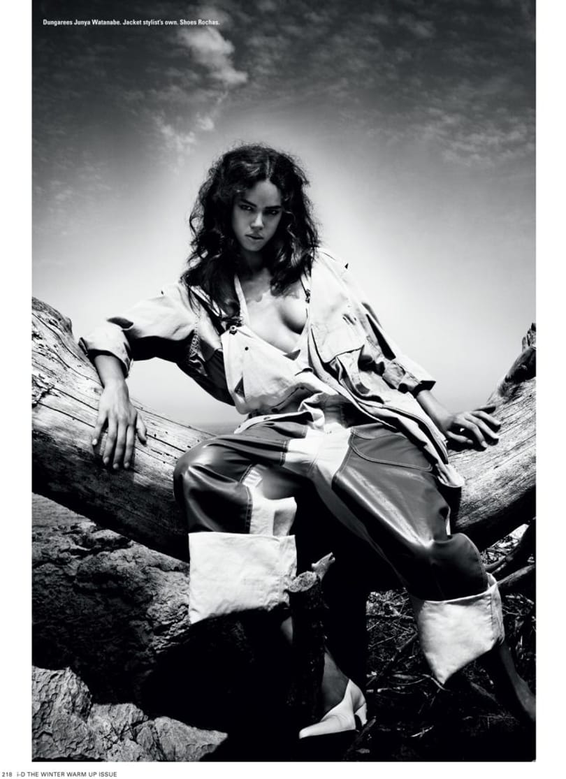 Hind Sahli marokkói modell fával ölelkezik az i-D Magazine-ban