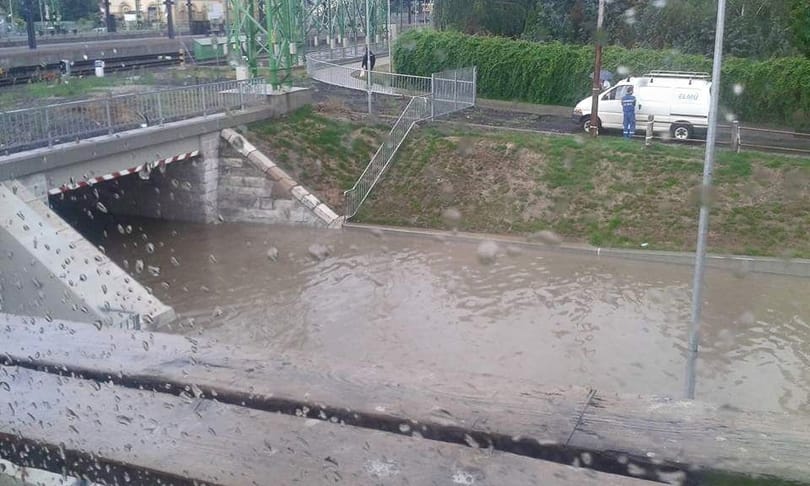 Úszómedencét csinált a vihar a milliárdokból felújított váci állomás alagútjából