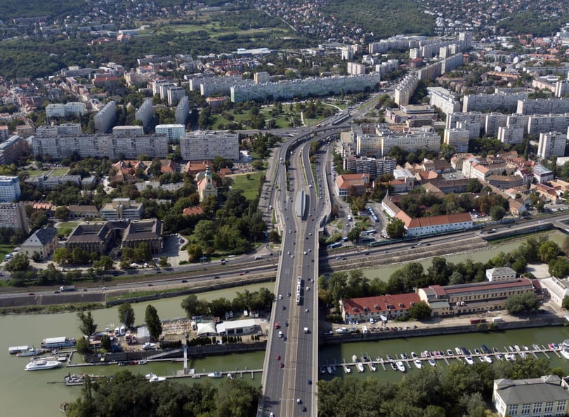 Kötélen, belőve lógott le a tizedikről, hogy órákig kopogjon barátnője ablakán egy óbudai férfi