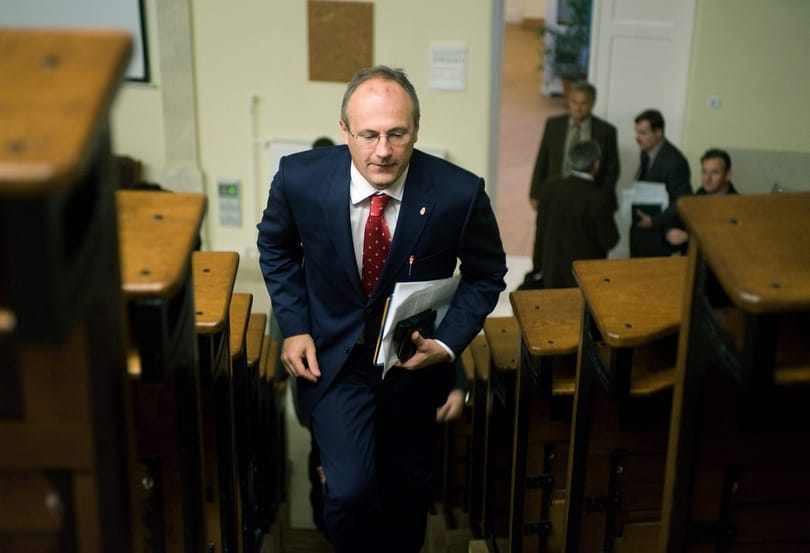 Titkolja a kormány, miből emelné az orvosi béreket
