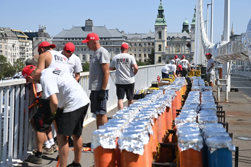 Már telepítik az augusztus 20-i tűzijáték rakétáit