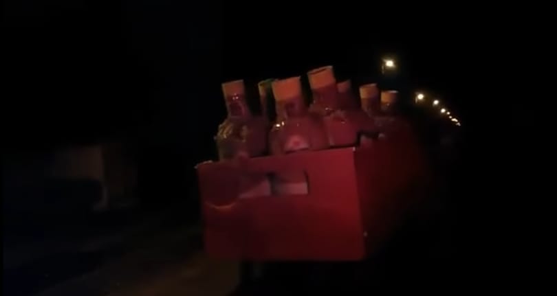 Egy rekesz sörnek öltöztek be a megyei focisták - bizarr videó