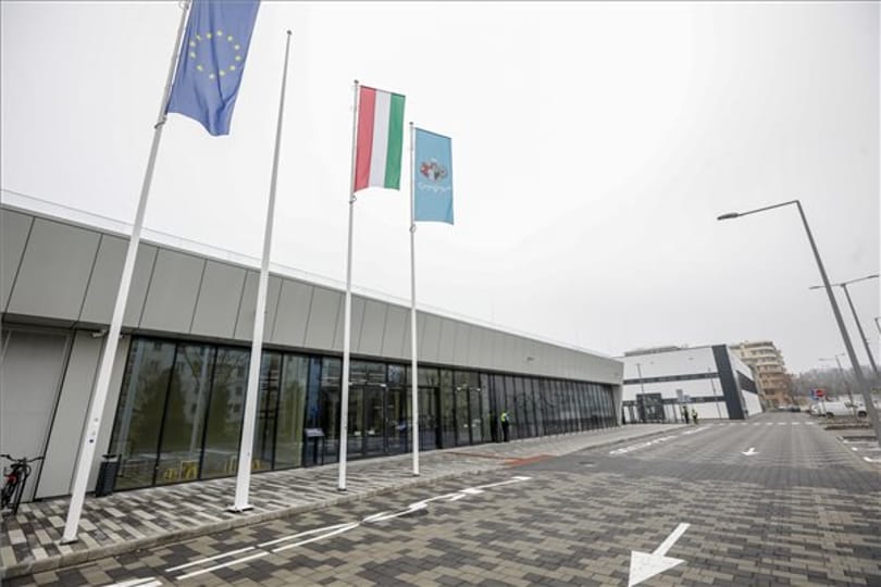 Átadták Szeged 16 miliárdból épült sportuszodáját