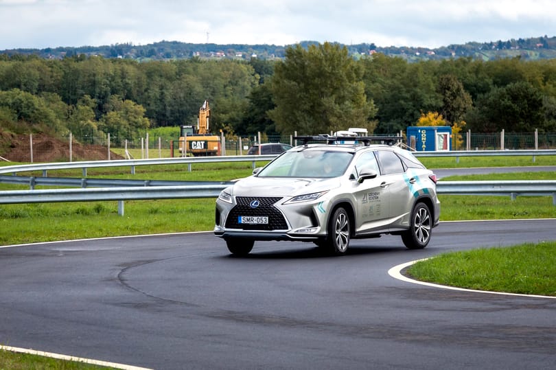 60 km/h-ra gyorsítottak egy kéttonnás autót, de úgy, hogy 100 km-rel arrébb ült a sofőr