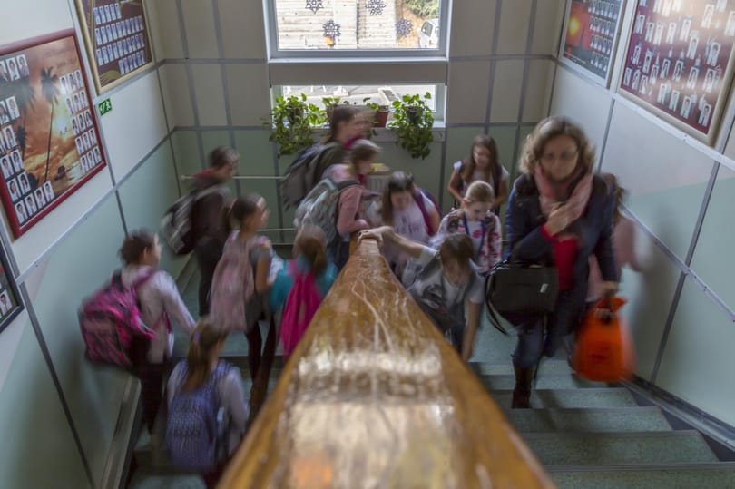 Minden érintett katasztrófától tart a kötelező beiskolázás miatt, de a kormány hajthatatlan