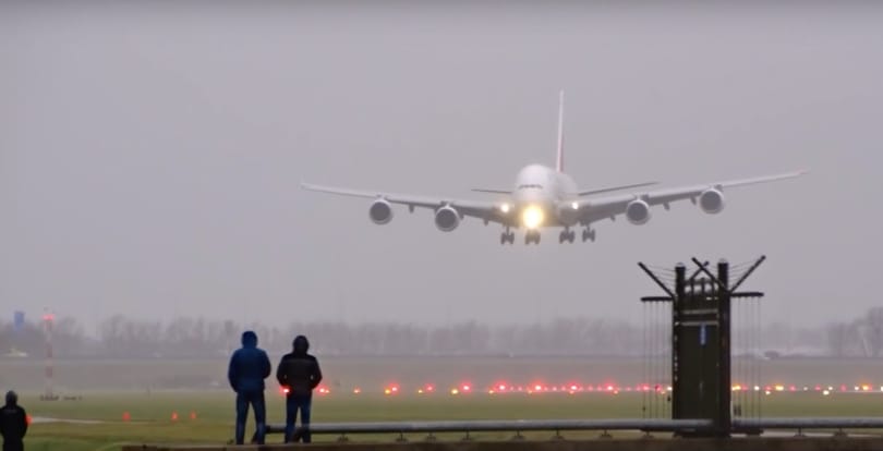 Videó: olyan nagy szél volt vasárnap, hogy alig tudtak leszállni a repülők az amszterdami repülőtéren