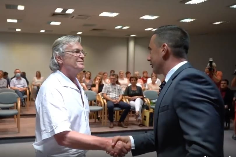 Kihátrál a kórház a vesztegetés miatt elítélt orvos kitüntetéséből