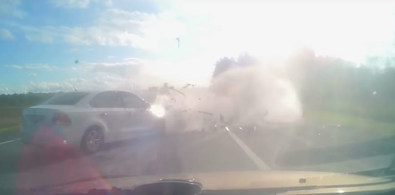 Hármas karambol volt Nyúlnál, egy kisbusz az árokba csúszott