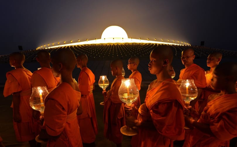 Fotók: Buddhára emlékeznek Thaiföldön