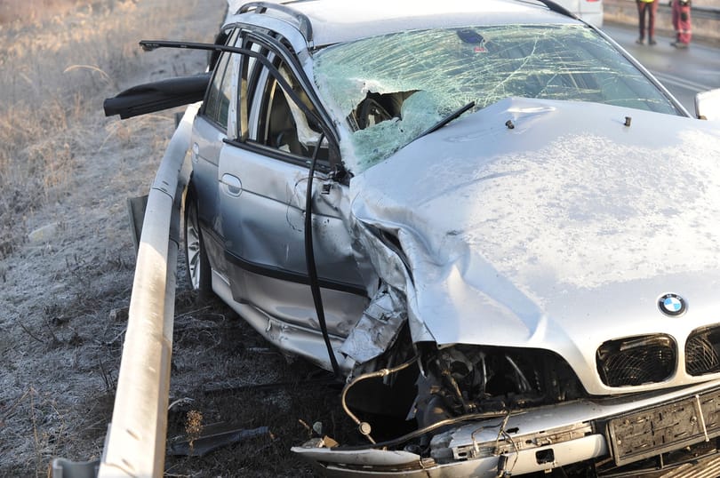 Egy BMW is összetört a 4-es főúton történt karambolban – helyszíni fotók