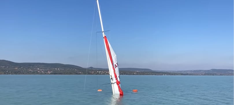 Ballonokkal mentettek ki egy vitorlást a Balatonból, videó is van róla