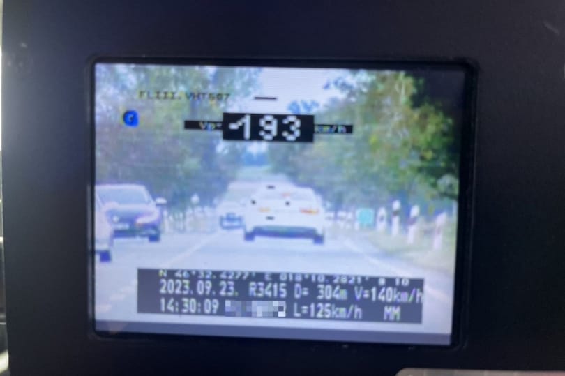 193-mal tépett el a rendőrautó mellett egy sofőr