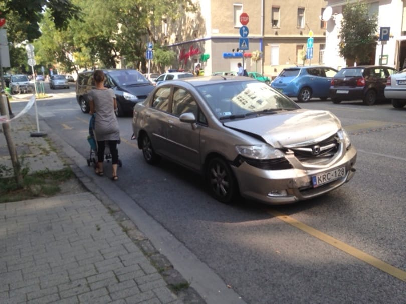 Megint autók csattantak egy veszélyes újlipóti kereszteződésben – fotók