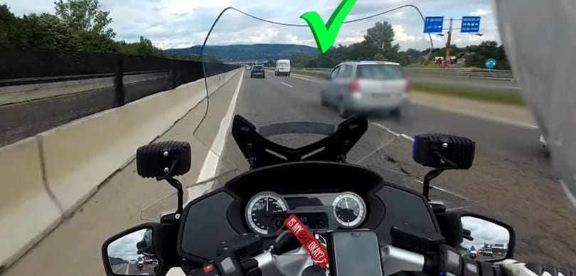 Motoros rendőrök mutatták meg fedélzeti kameráikon keresztül, hogyan viselkednek előttük az autósok