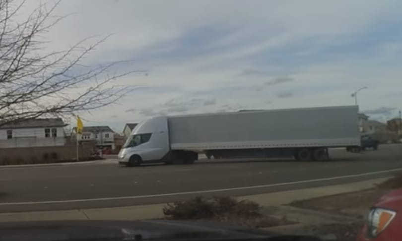 A nap autós videója: méretes vontatmánnyal is elképesztően gyorsul a Tesla villanykamionja