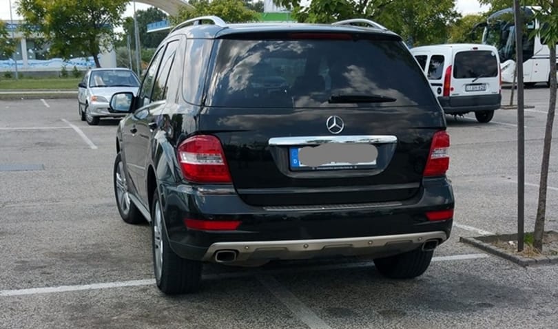 Ez a mercis is biztosra ment a négy elfoglalt parkolóhellyel – fotó