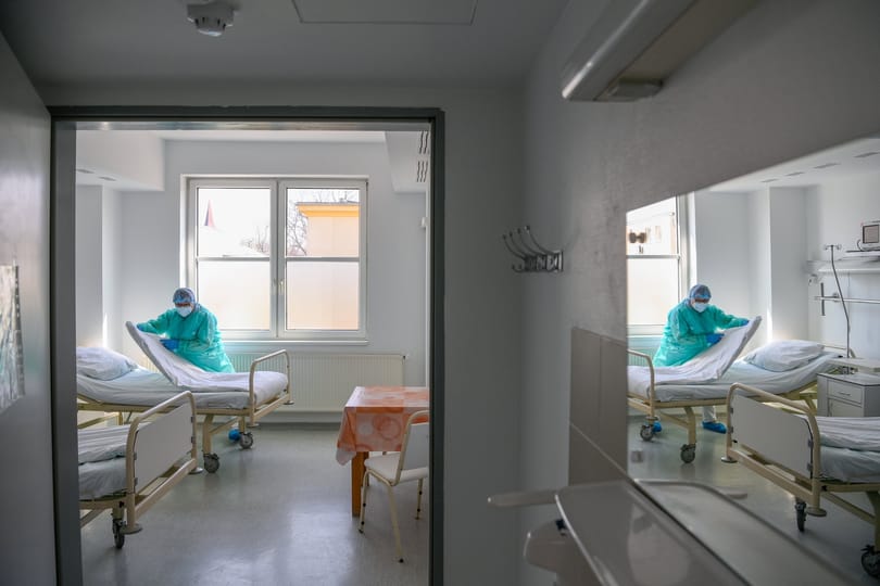 Több száz kórházi “elfekvő” ágy sorsáról döntött Pintér Sándor