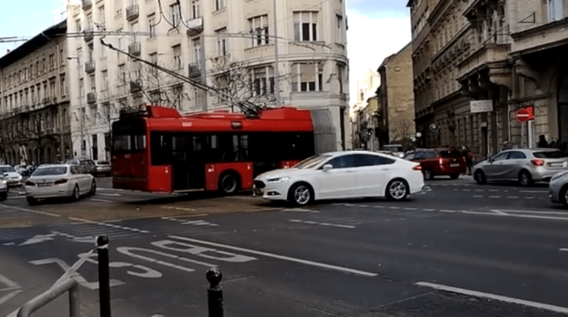 Kész tragédia, amit a trolik művelnek a Bajcsy-Zsilinszky út közepén – videó
