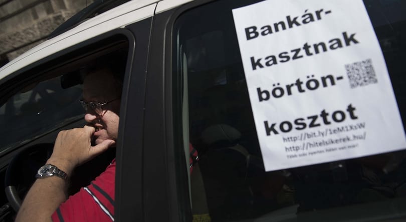 Dühös tüntetők, majd rendőrök zavartak meg egy bankárkonferenciát