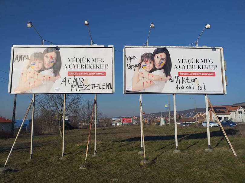 Kormányzati plakátra firkált két civil Pécsen, bevitték őket a rendőrségre