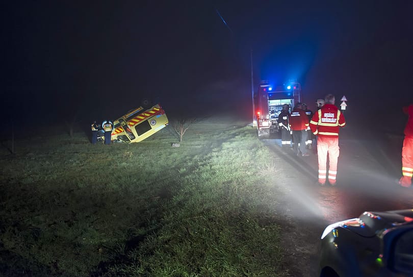Fotók: Fejre állt egy mentőautó a késő esti ködben